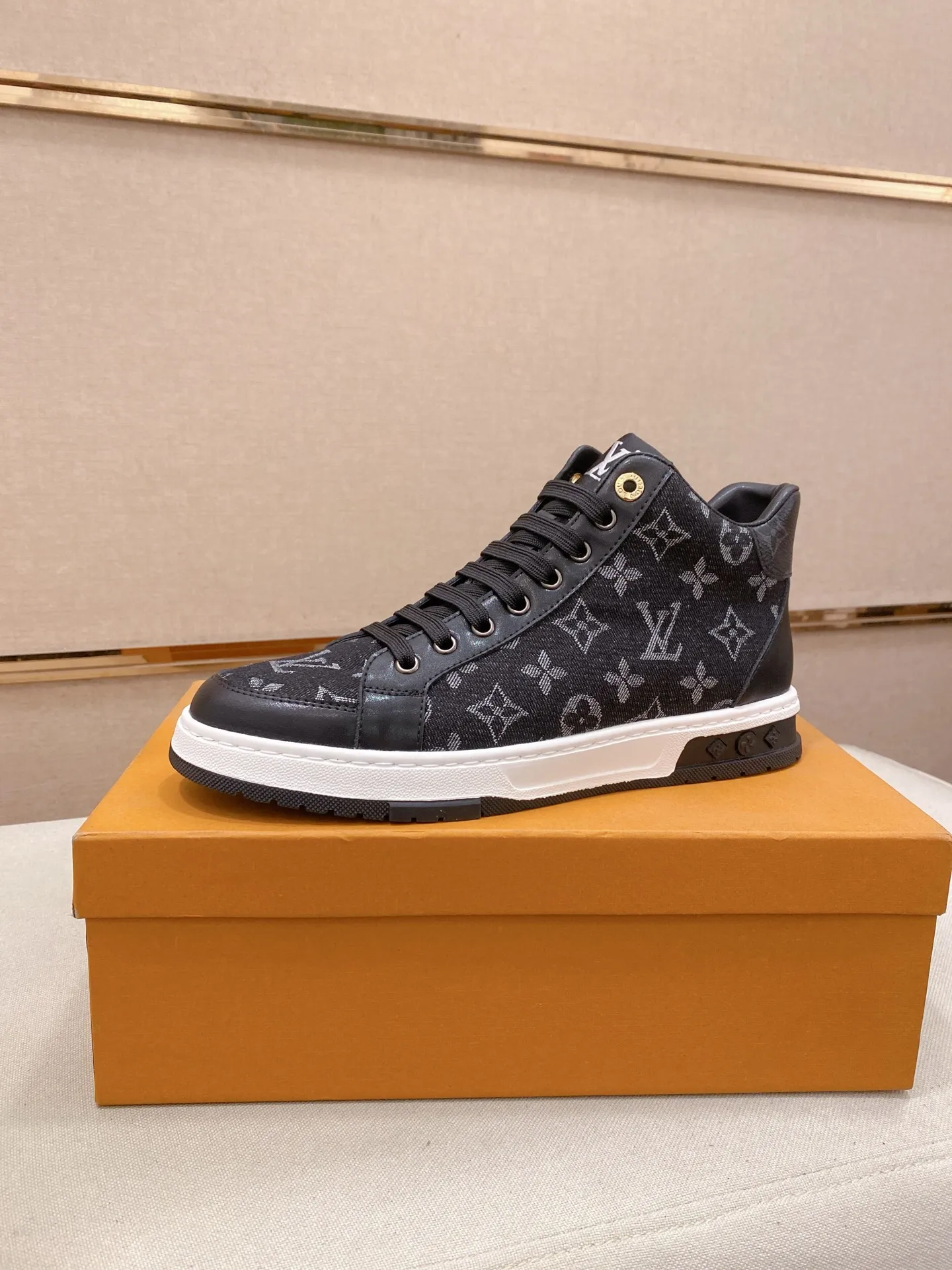 Factory price: 420 men's shoes💰🇮🇹🇮🇹LV Louis Vuitton. The latest fashionable casual shoes are popular in physical stores. New spring and summer comfortable imported custom original cowhide, unique jacquard fabric element design. With sheepskin lining, Lv original bottom, [sun][sun] high-end packaging and high quality💪Details determine the quality, you can enter and exit the counter at will, welcome to compare🇮🇹Size 38-44